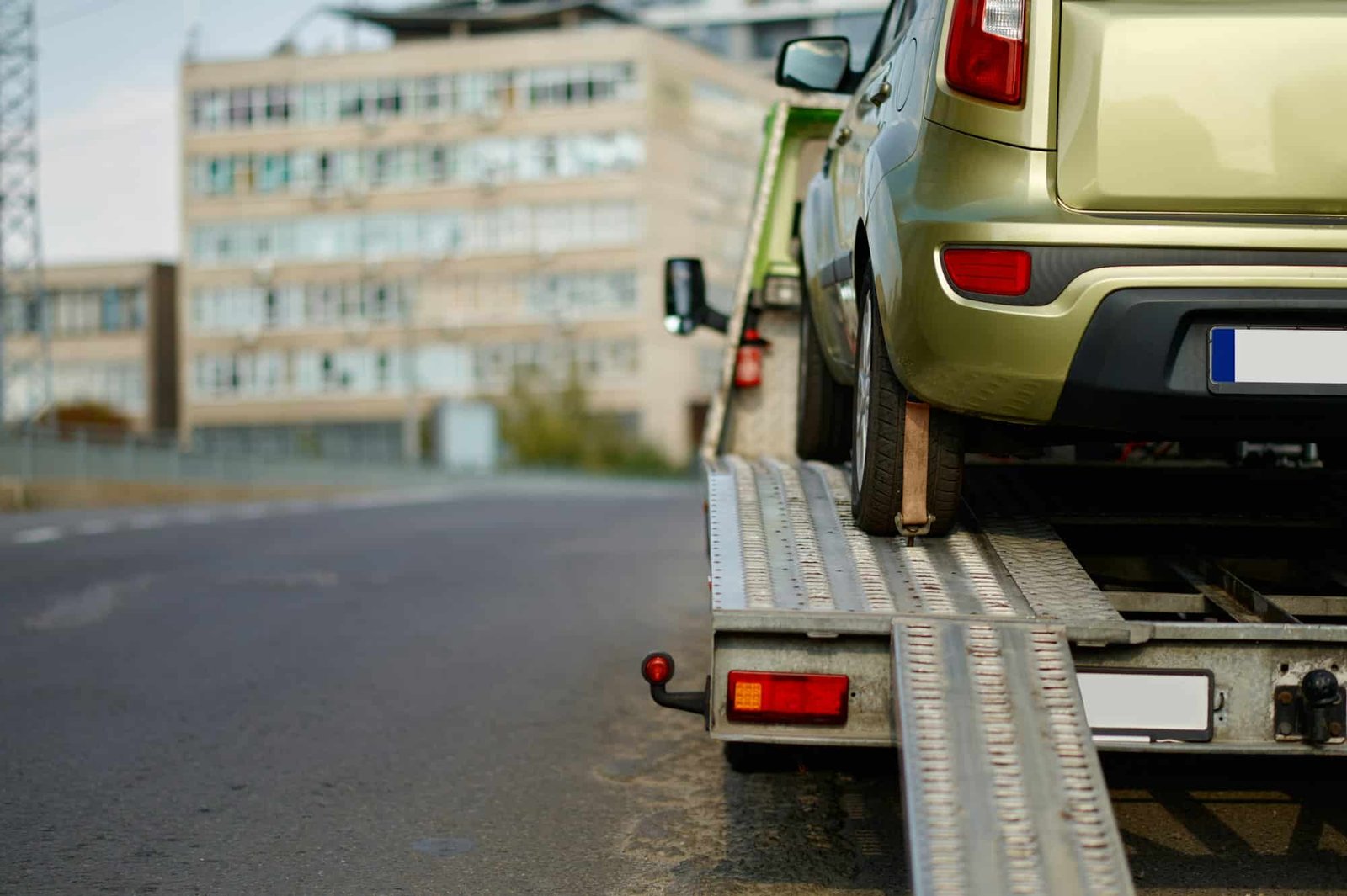 Voiture cassée debout sur une dépanneuse à plateau